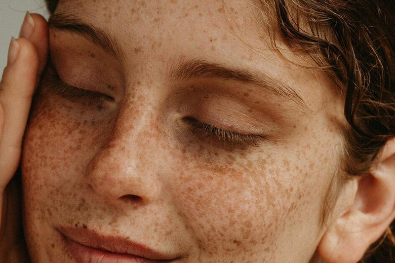 LES BIENFAITS DE L'ACIDE HYALURONIQUE SUR LA PEAU : L'ACTIF STAR