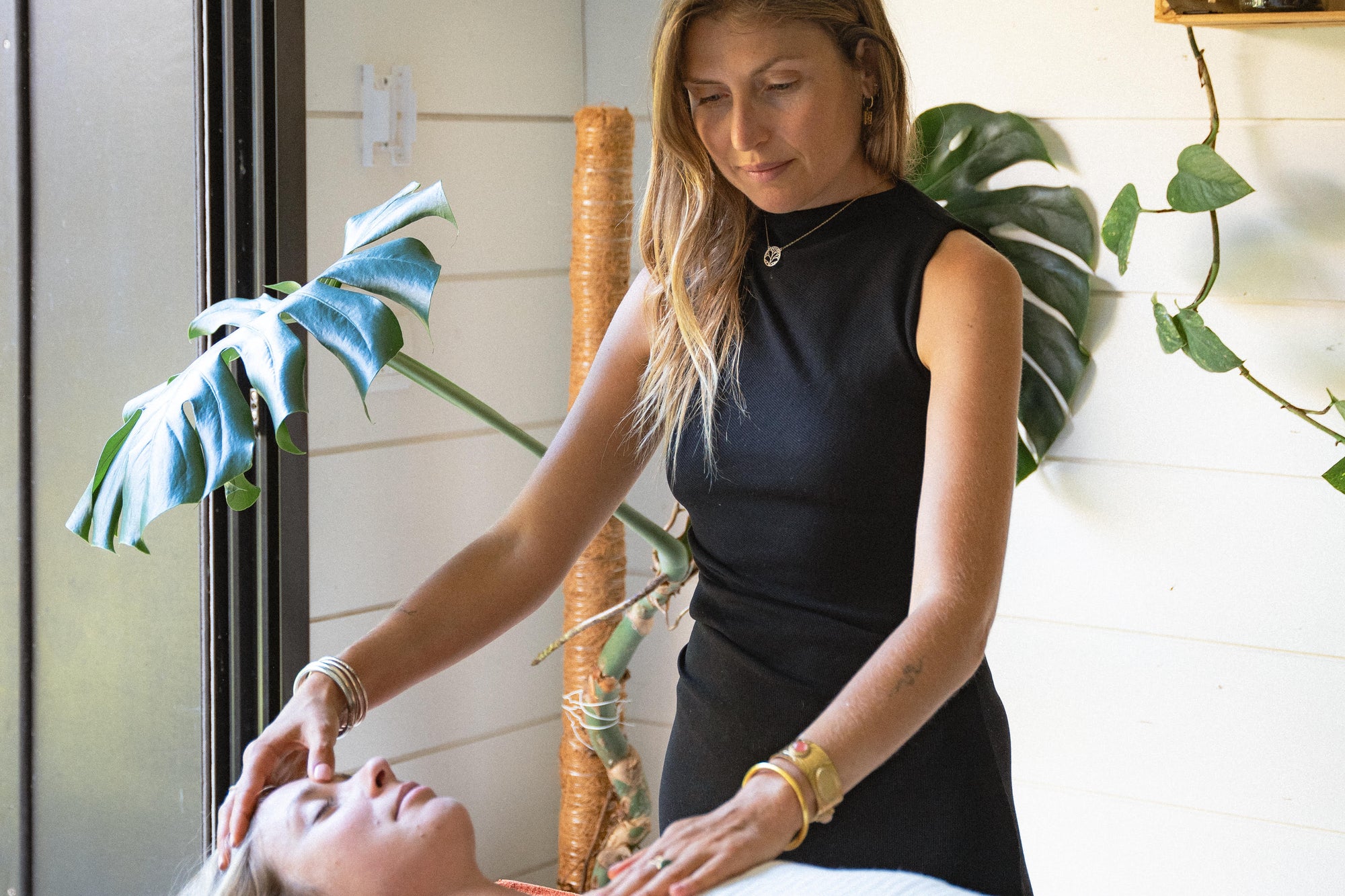 EN RITUELS AVEC ALEXANDRA MULLER, EXPERTE EN SOINS HOLISTIQUES